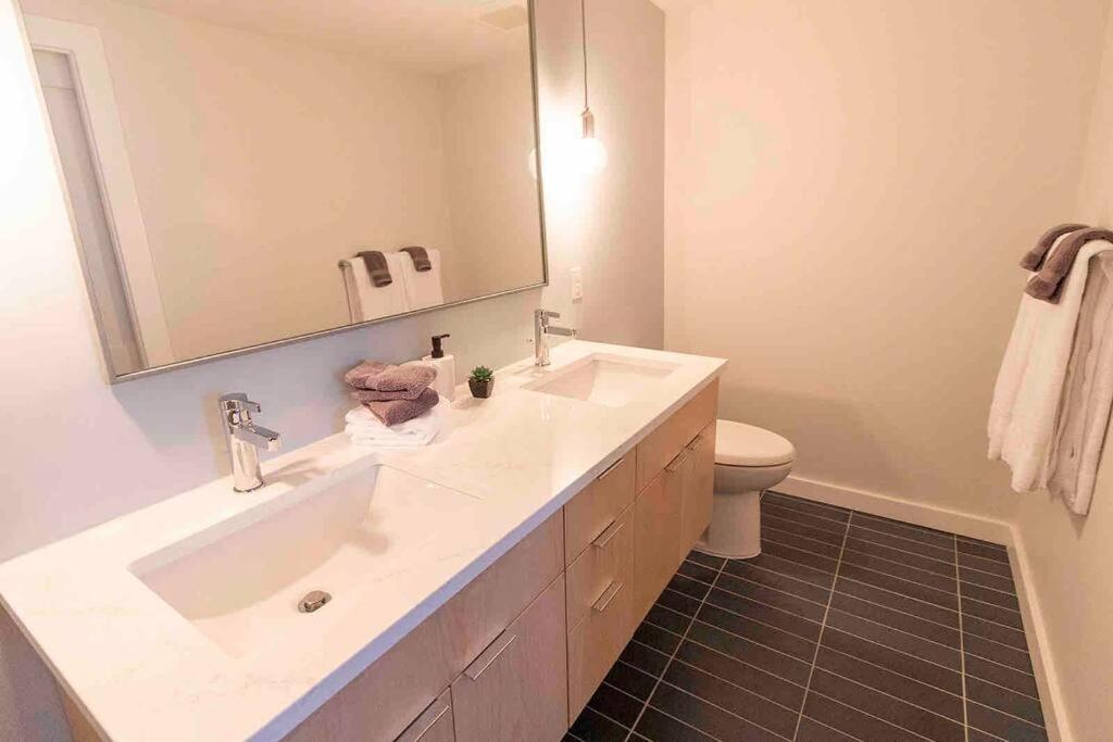 Spacious 2 Bed 2 Bath Downtown Otr Minutes Walk To The Reds Bengals Stadium & More!